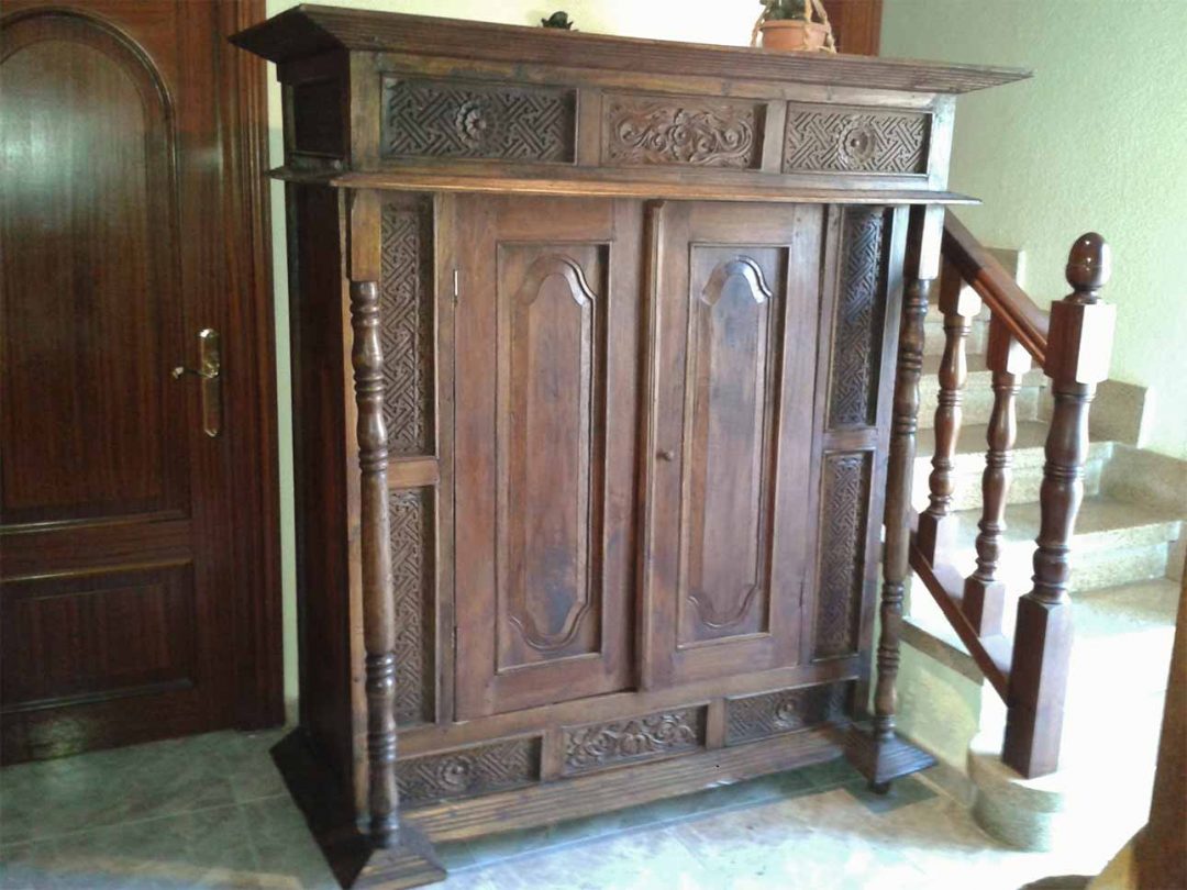 Armario antiguo de la India, estilo balinés. | El Viejo Odeón