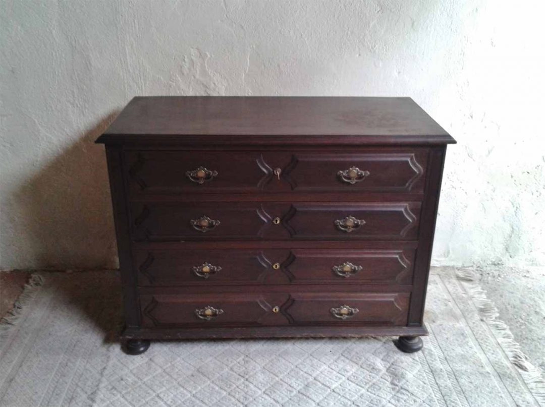 Cómoda antigua estilo inglés. Cómoda antigua estilo rústico. Cómoda