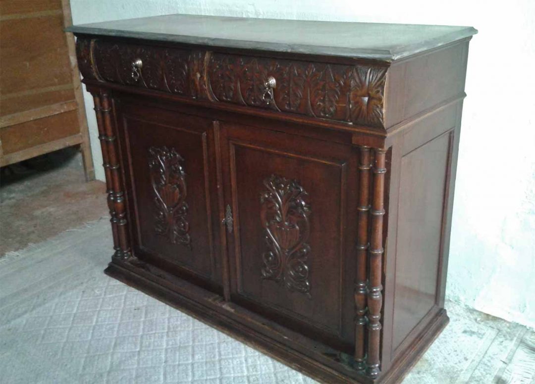 Mueble auxiliar antiguo estilo alfonsino. Aparador de entrada