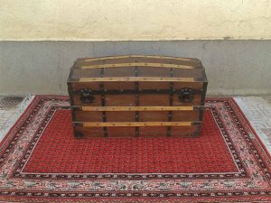 Baúl antiguo de tela y madera. | El Viejo Odeón