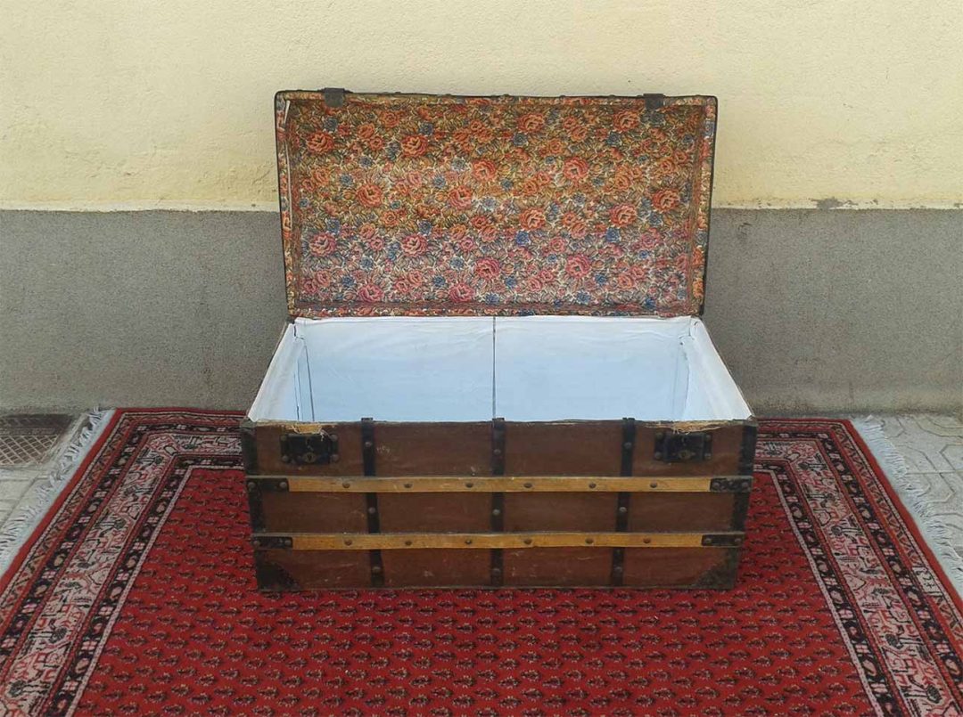 Baúl antiguo de tela y madera. | El Viejo Odeón