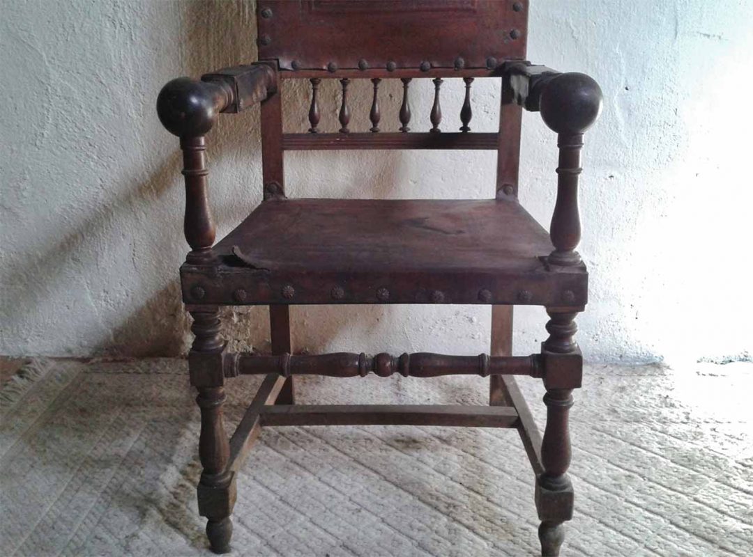 sillón frailero antiguo de cuero, estilo Luis XIII El Viejo Odeón