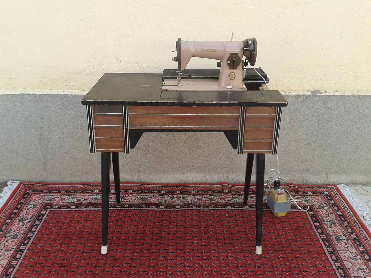 Mueble antiguo vintage estilo danés con máquina de coser antigua