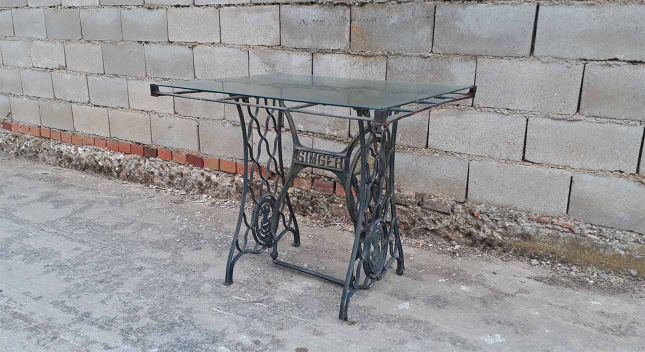 mesa antigua para máquina de coser con patas de hierro