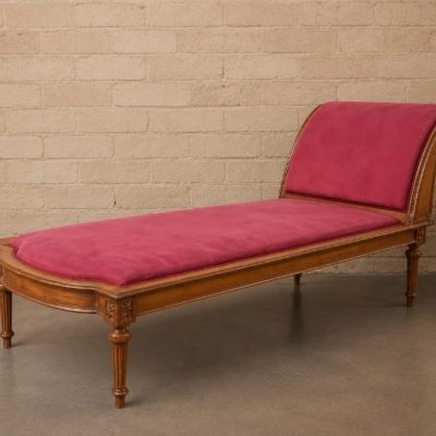 Sofá diván antiguo estilo Luis XVI. Chaise lounge antiguo estilo vintage estilo inglés victoriano.