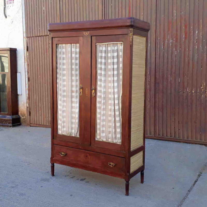Armario antiguo estilo modernista. Armario estrecho ropero con espejo