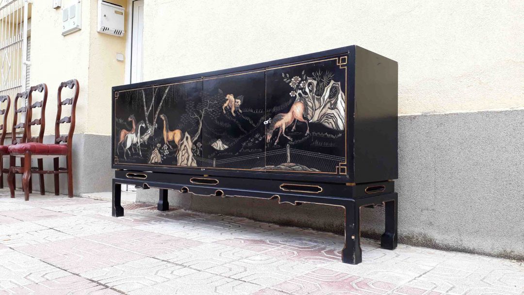 Mueble aparador antiguo estilo chino. Mueble auxiliar bufet estilo