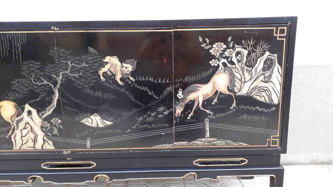 Mueble aparador antiguo estilo chino. Mueble auxiliar bufet estilo