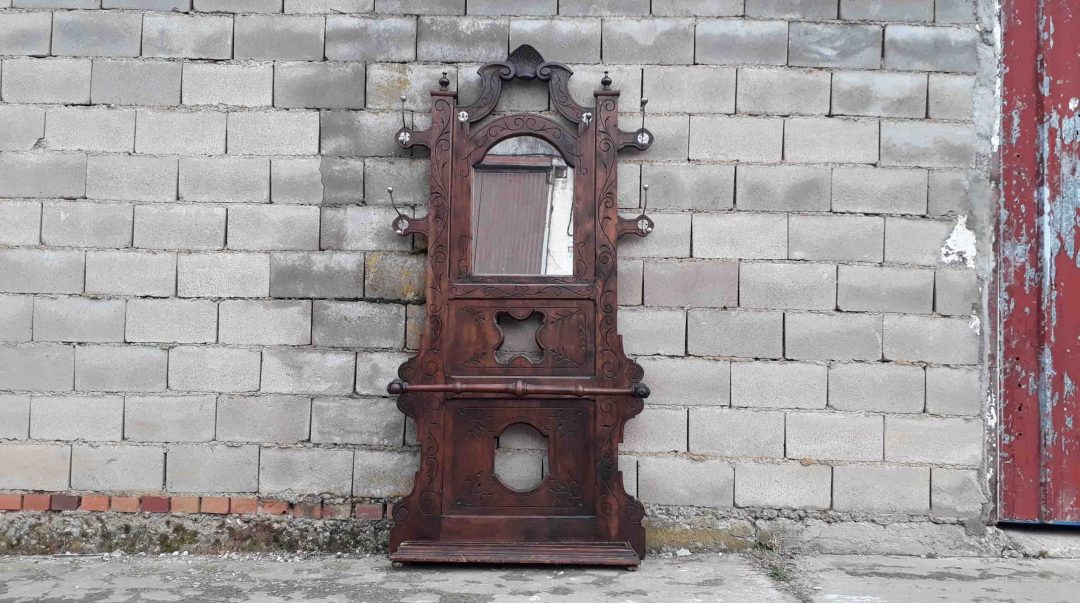 Recibidor perchero antiguo con espejo, estilo rústico. Mueble auxiliar