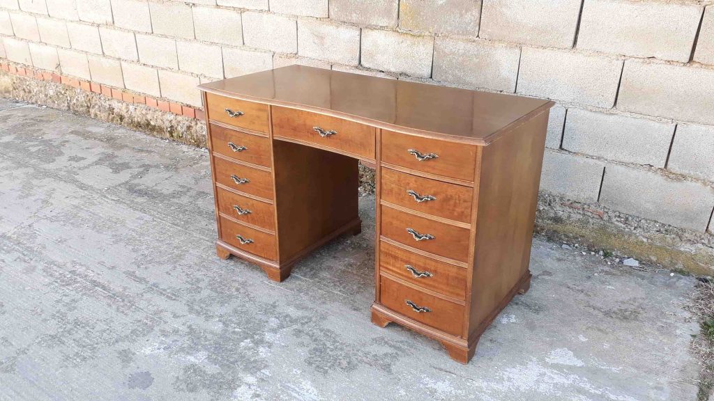 Pequeño escritorio antiguo estilo inglés. Pequeña mesa de despacho