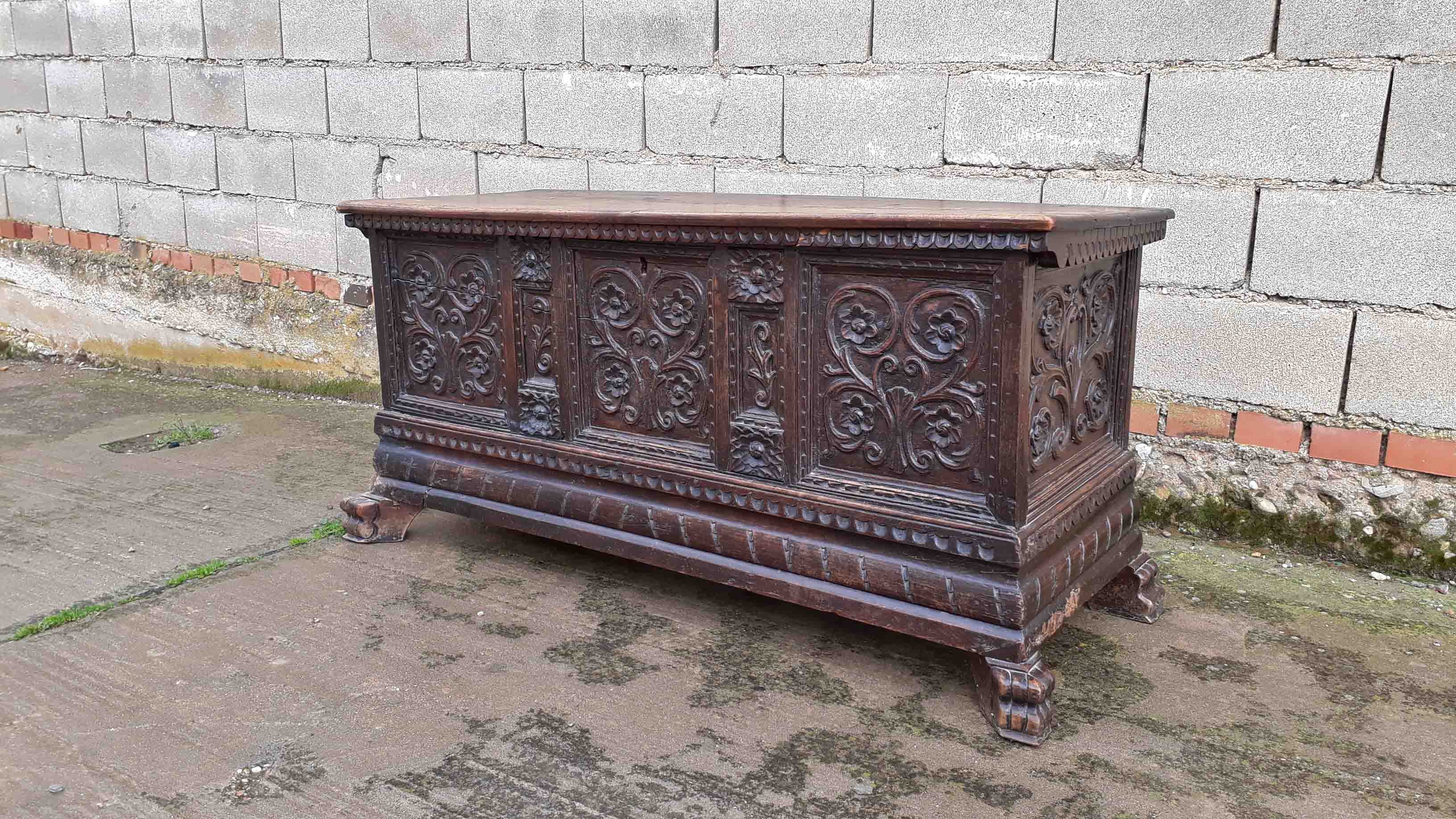 ABALARTE SUBASTAS - Gran arcón vasco en madera de roble o castaño tallado,  S. XIX. - Muebles - Arcones