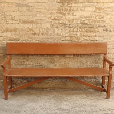Banco antiguo estilo rústico. Banca antiguo de madera.