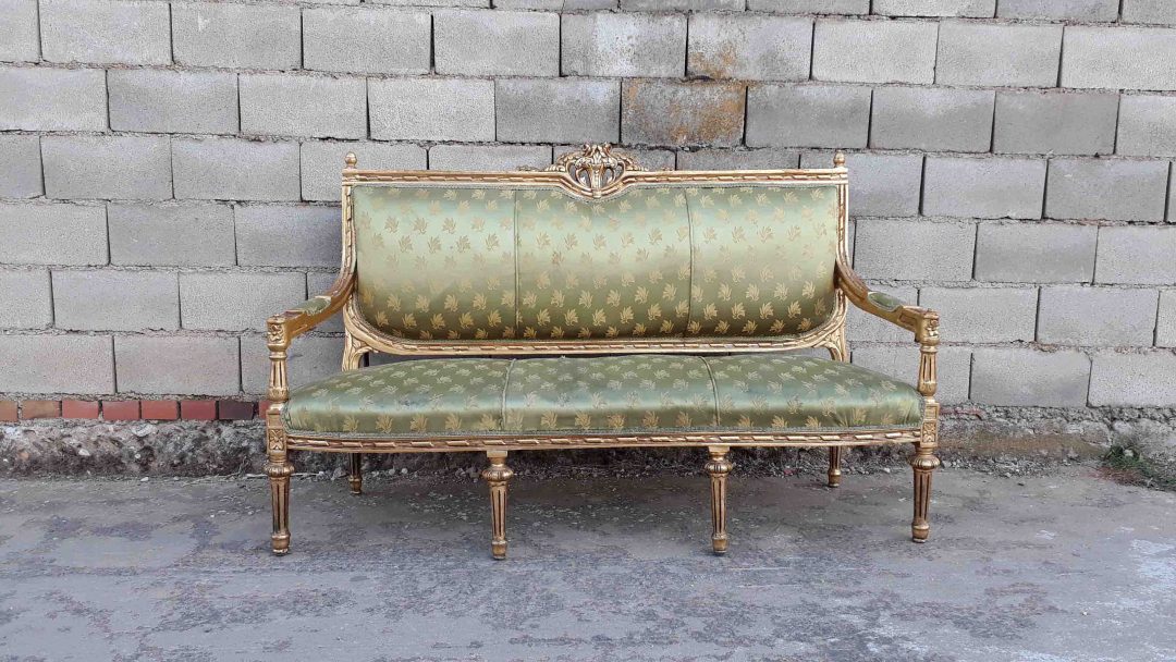 Sofá antiguo estilo neoclásico. Sofá antiguo dorado estilo Luis XVI