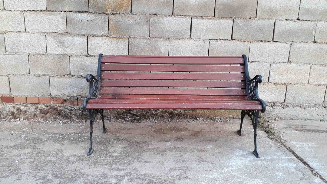 Banco antiguo de madera y hierro. Banco de terraza o jardín. | El Viejo