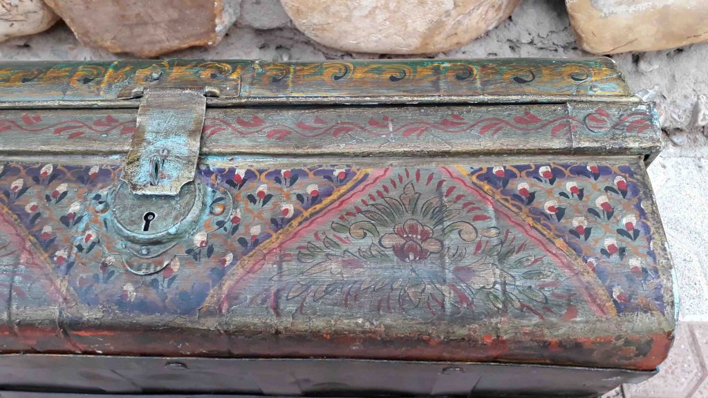 Pequeño baul. Cofre antiguo metálico policromado estilo oriental India