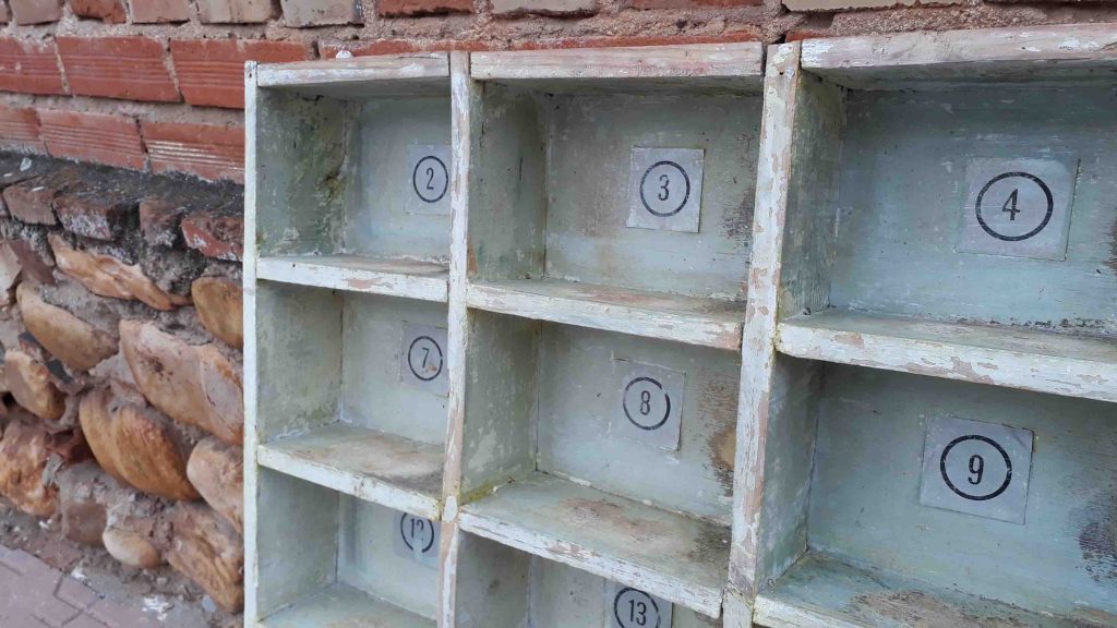 Casillero antiguo estilo industrial. Estantería archivador fichero de