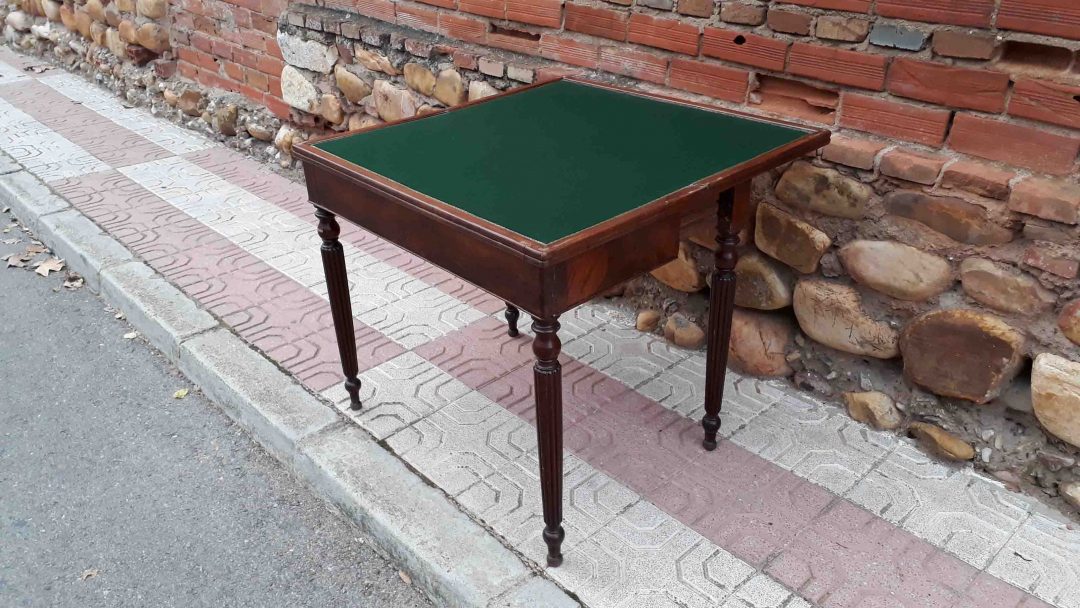 Mesa de juego antigua, estilo Luis XVI. | El Viejo Odeón