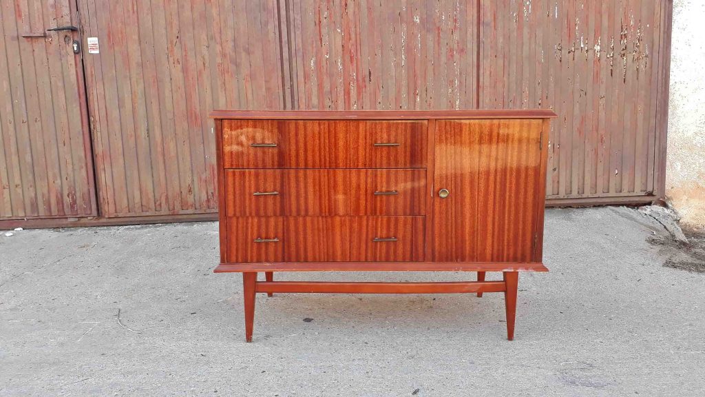 Mueble auxiliar antiguo estilo danés. Aparador, cómoda o cajonera Mid