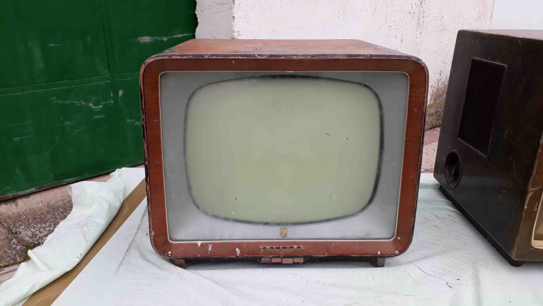 Televisión antigua de madera marca Philips, años 50. Televisor antiguo