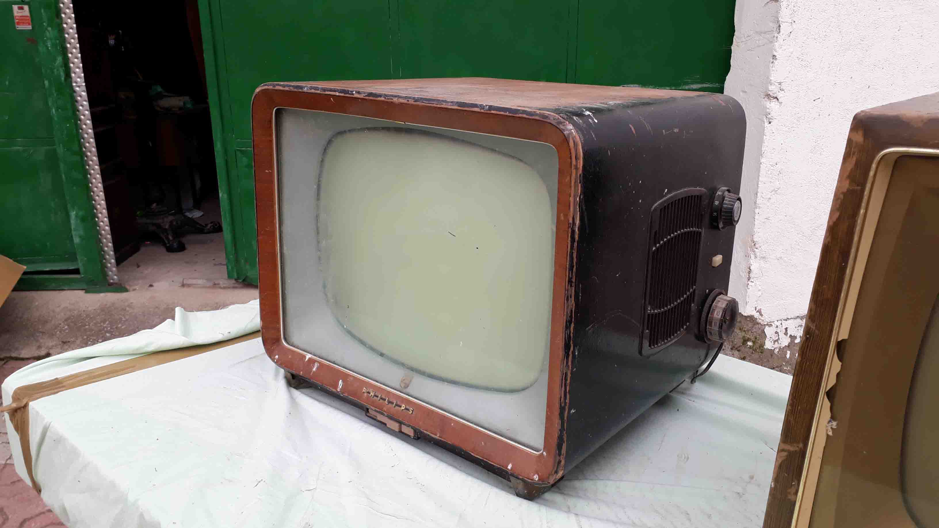 fuga amplificación temperatura Televisión antigua de madera marca Philips, años 50. Televisor antiguo  vintage. | El Viejo Odeón