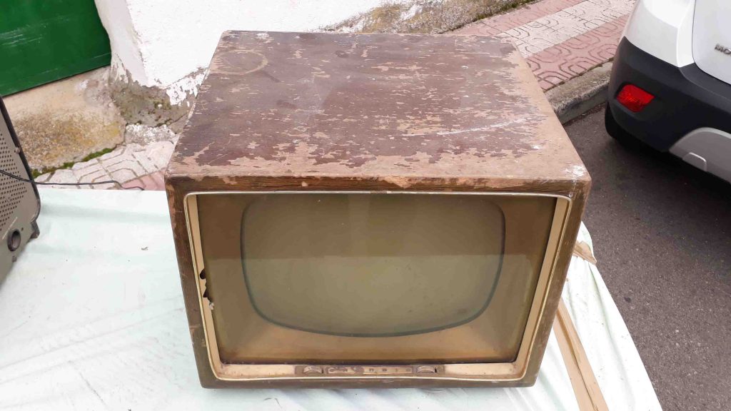 Televisión antigua de madera. Televisor antiguo vintage. Años 50. | El