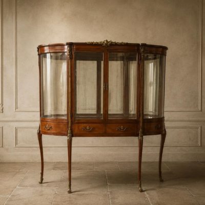 Vitrina antigua estilo Luis XV. Mueble de salón Vitrina expositora antigua estilo Imperio.