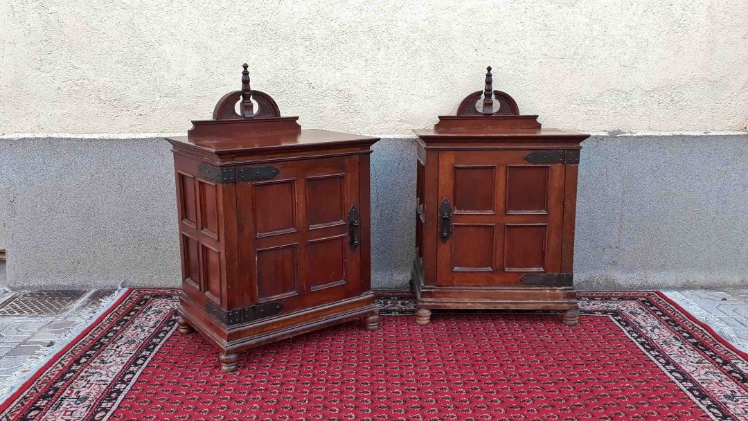 Pareja de mesitas antiguas de dormitorio estilo alfonsino / rústico