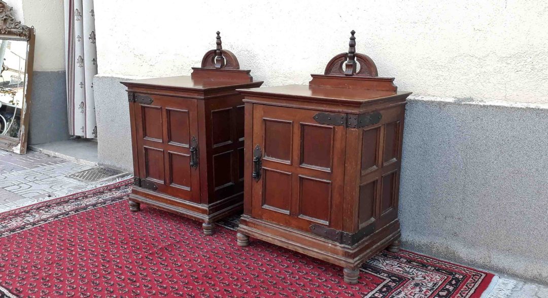 Pareja de mesitas antiguas de dormitorio estilo alfonsino / rústico