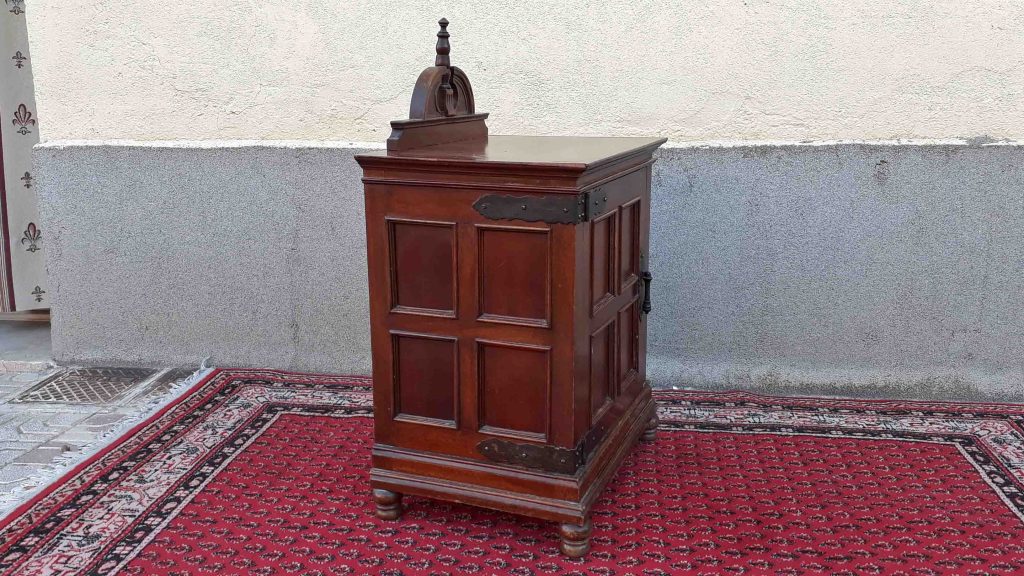 Pareja de mesitas antiguas de dormitorio estilo alfonsino / rústico