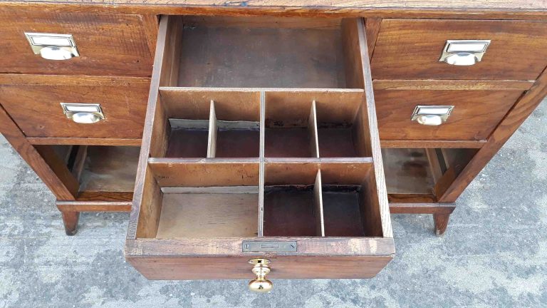 Cómoda antigua vintage estilo art decó. Mueble mostrador antiguo estilo