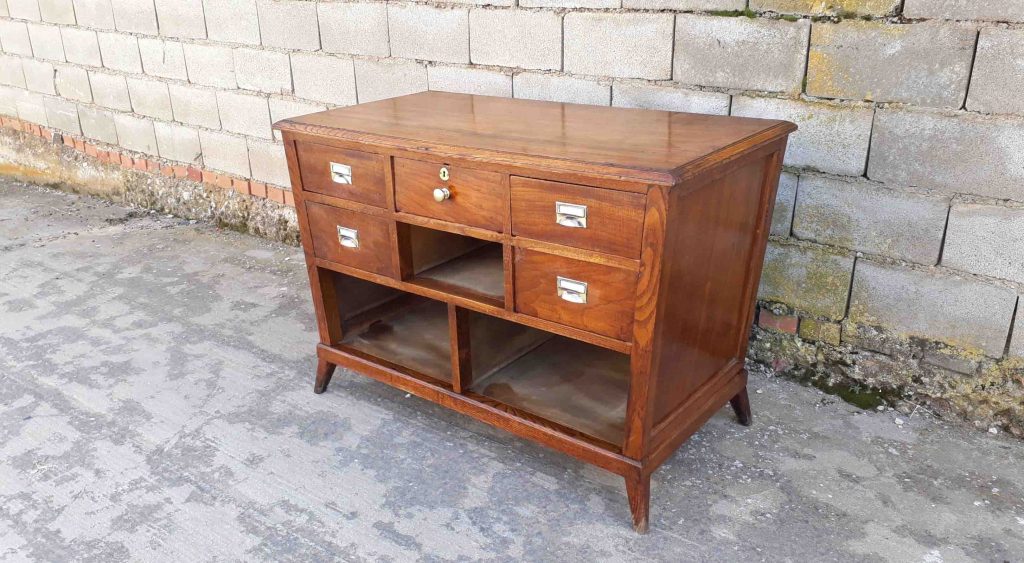 Cómoda antigua vintage estilo art decó. Mueble mostrador antiguo estilo