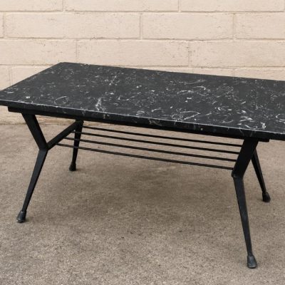 Mesa revistero antigua vintage estilo Danés Nórdico. Mesa auxiliar baja centro de salón Mid Century.