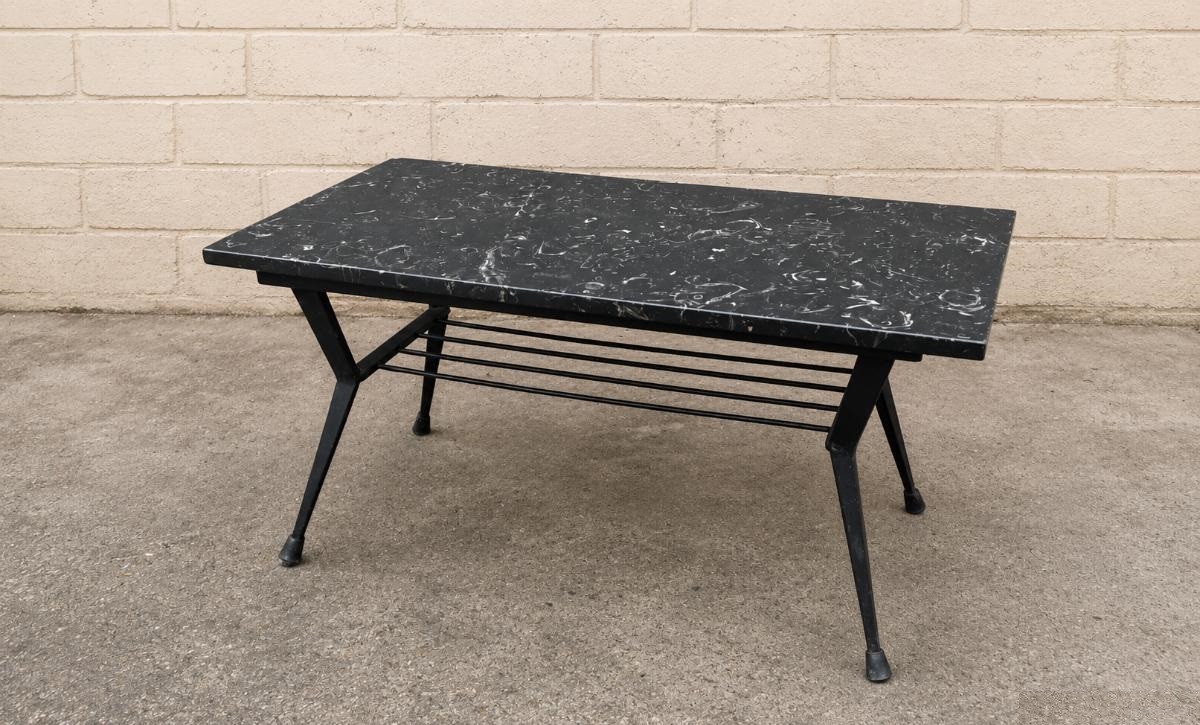 Mesa revistero antigua vintage estilo Danés Nórdico. Mesa auxiliar baja centro de salón Mid Century.