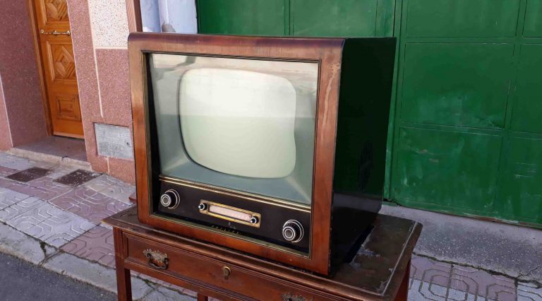 Televisión antigua Philips. Aparato televisor antiguo vintage marca