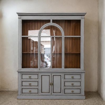 Vitrina antigua estilo industrial. Mueble de salón librero antiguo estilo inglés Victoriano. Estantería librería antigua estilo inglés.