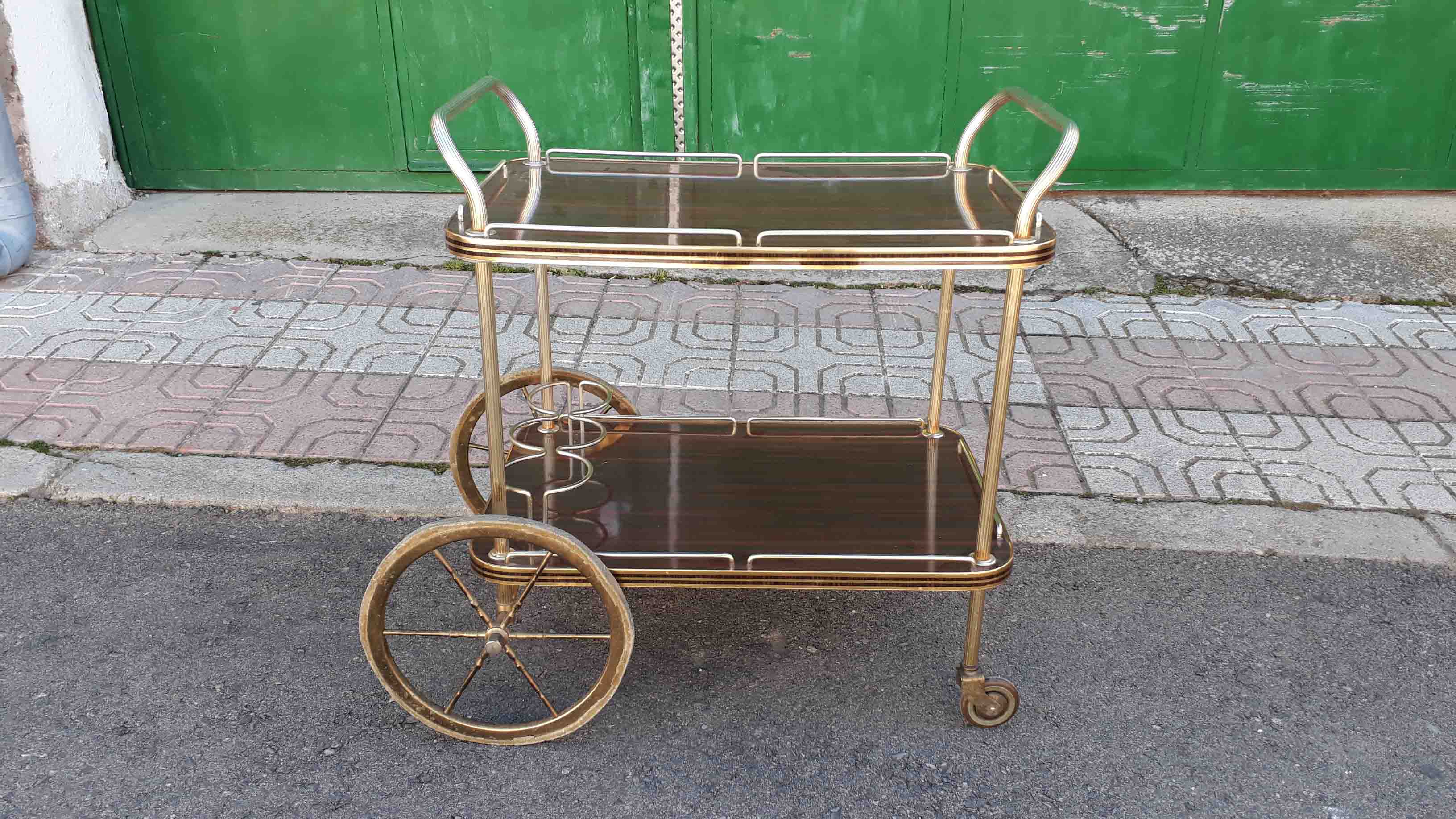 Camarera dorada antigua rueda grande. Carro carrito de servir antiguo retro  vintage. Mueble bar.