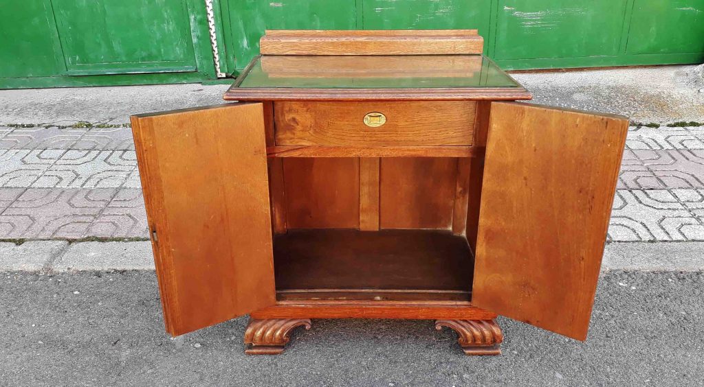 Mesilla de noche antigua estilo art decó. Mesita de dormitorio antigua