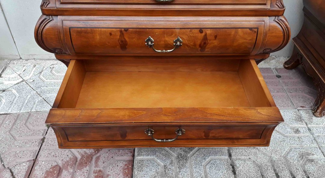 Pareja de mesillas de noche antiguas estilo Luis XV. Dos mesitas