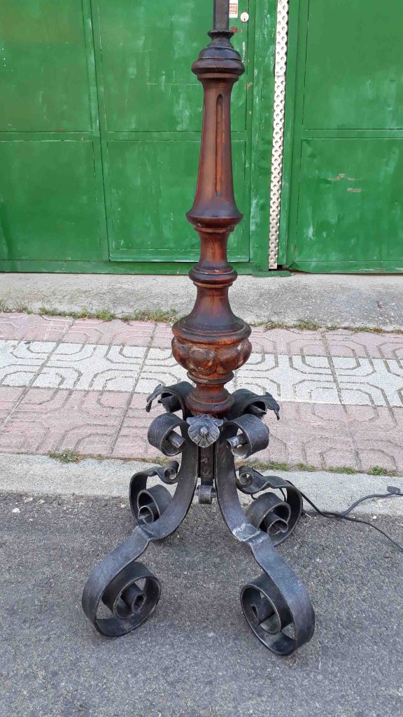 Lámpara de pié antigua de madera y hierro forjado. Hachero antiguo