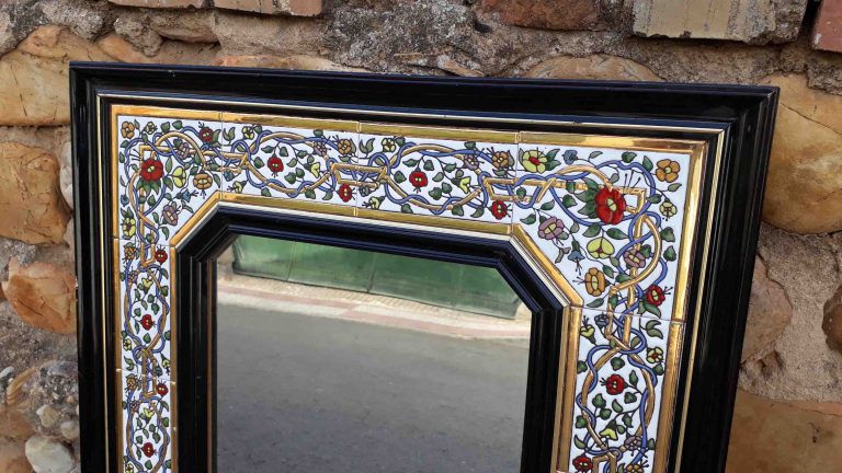 Espejo antiguo de azulejos florales. Espejo antiguo estilo andaluz
