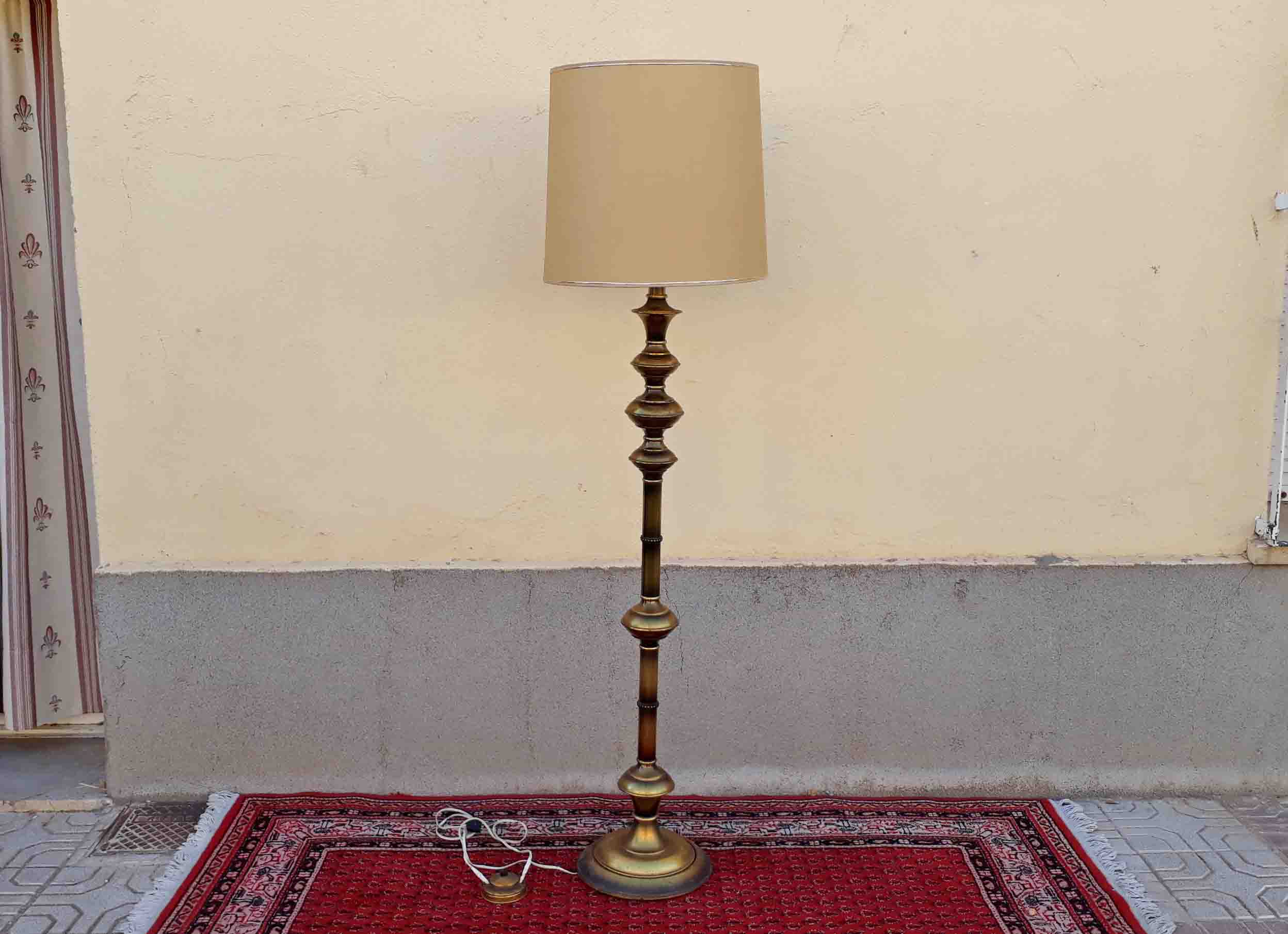 Lámpara de pié antigua Lámpara de bronce dorada antigua vintage. El Viejo Odeón