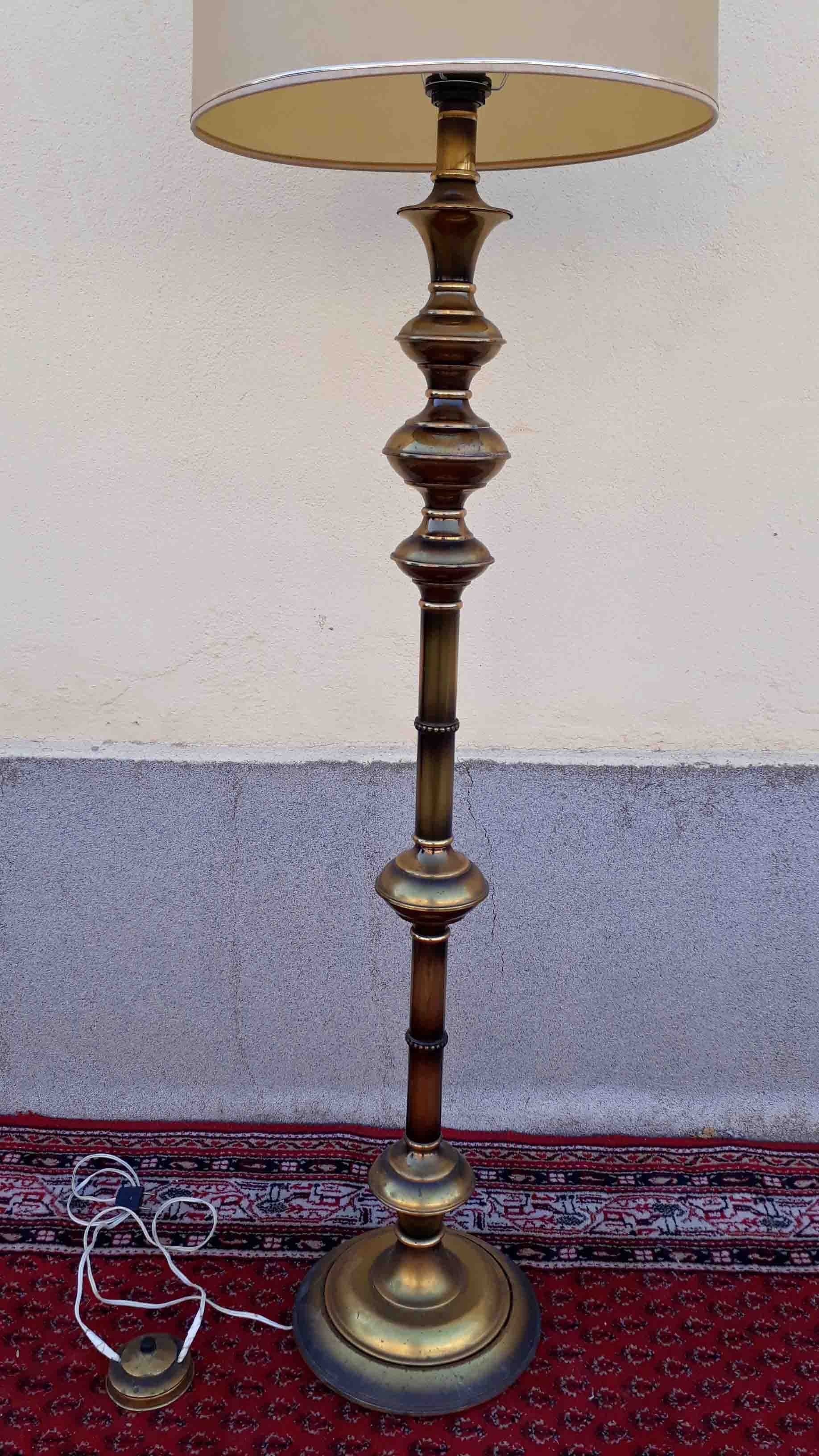 Lámpara de vintage. Lámpara de bronce dorada antigua | El Viejo