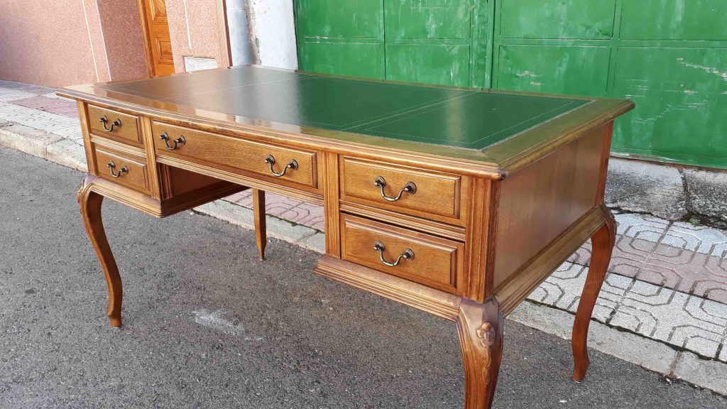 Escritorio antiguo estilo Luis XV. Mesa de despacho antigua cuero verde