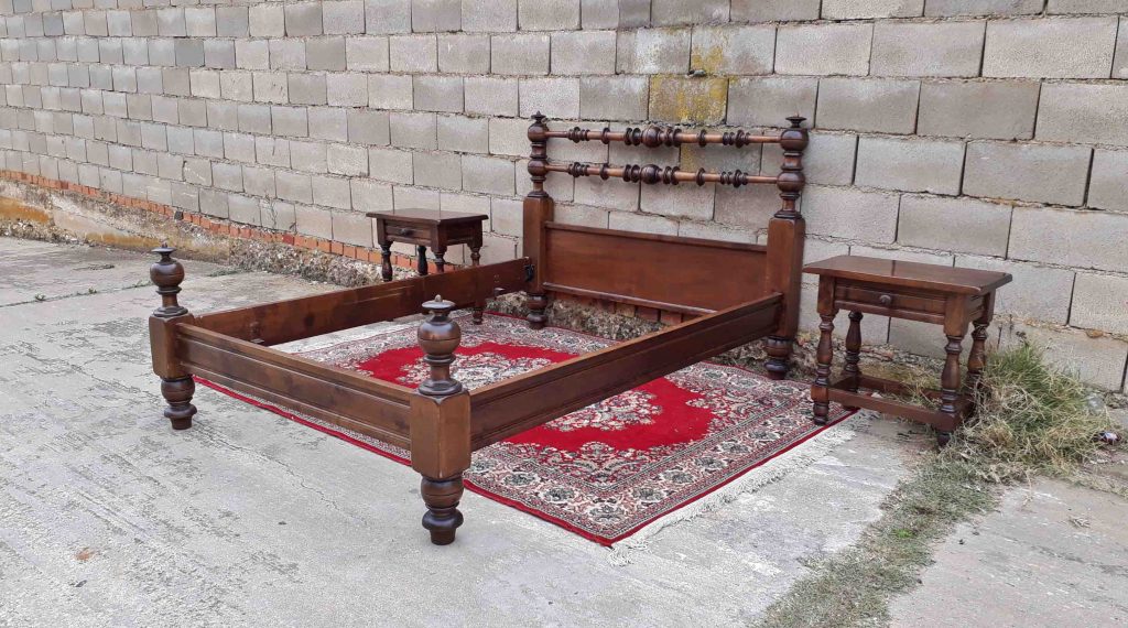 Cama antigua portuguesa de caoba 150 cm estilo colonial. Cabecero