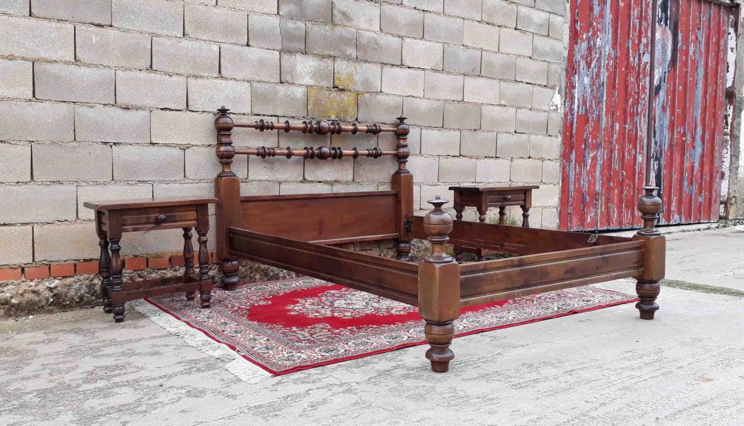Cama antigua portuguesa de caoba 150 cm estilo colonial. Cabecero