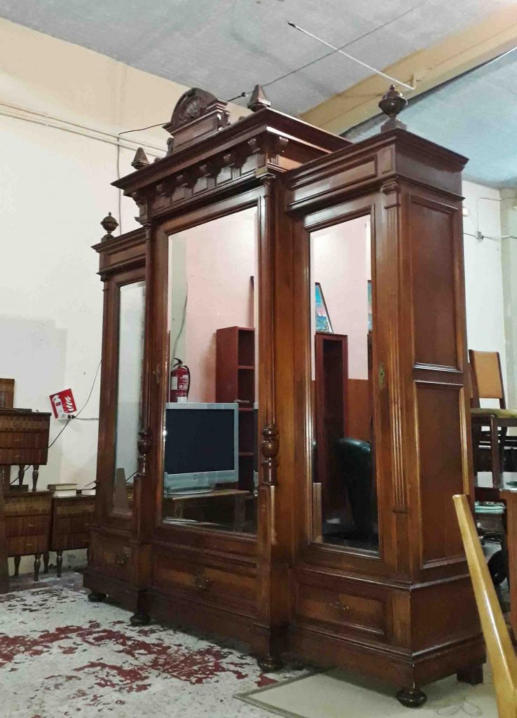 Armario antiguo estilo alfonsino. Gran armario antiguo estilo isabelino