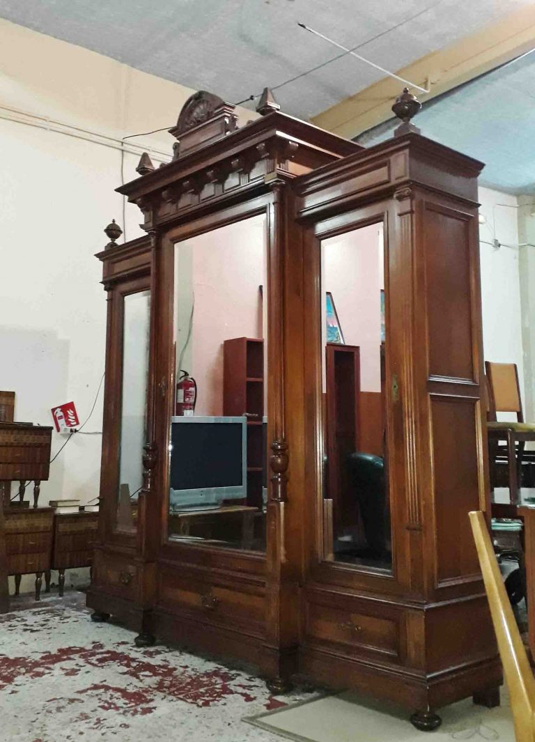 Armario antiguo estilo alfonsino. Gran armario antiguo estilo isabelino