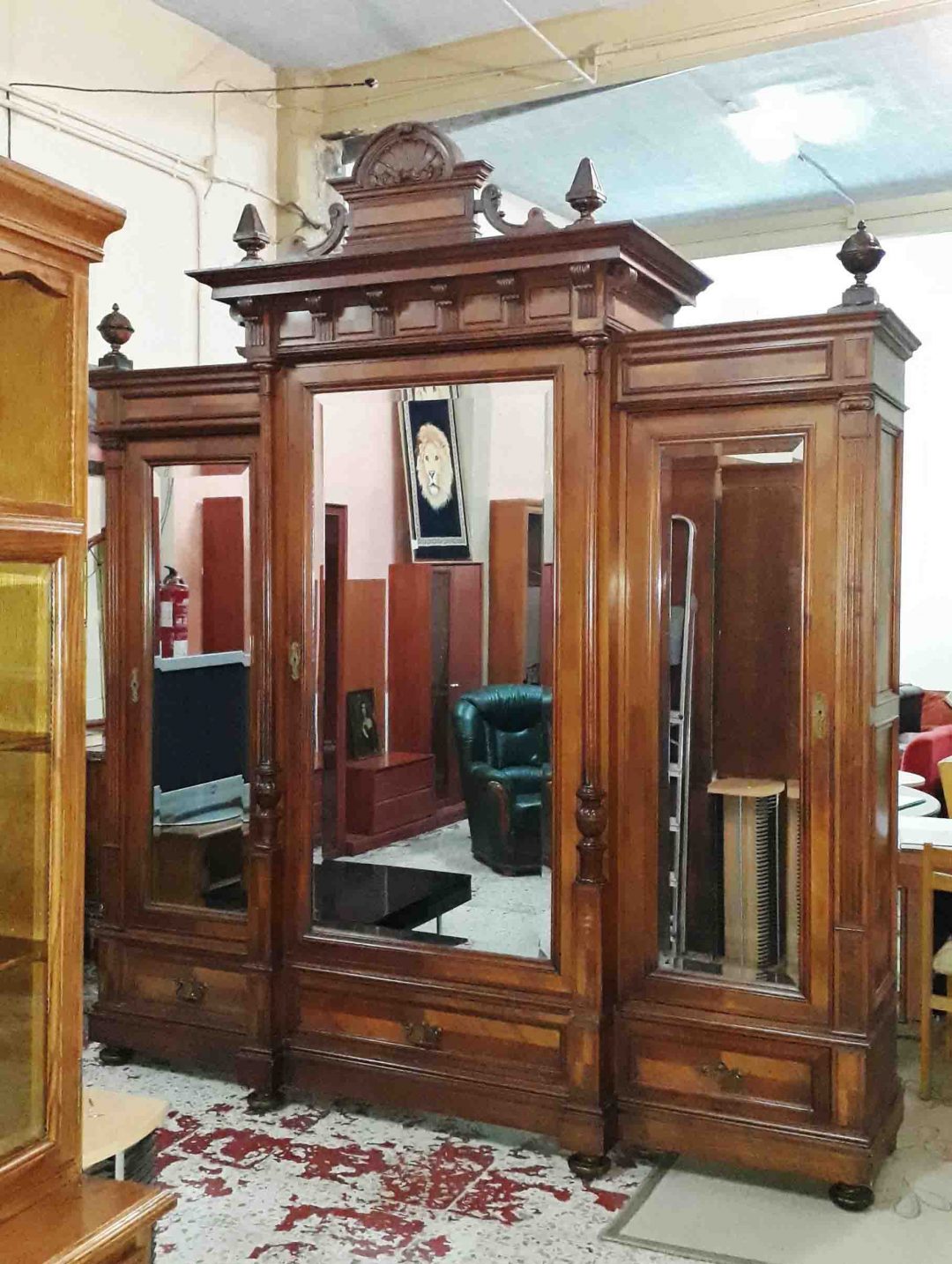 Armario antiguo estilo alfonsino. Gran armario antiguo estilo isabelino