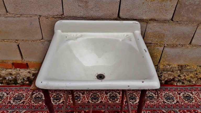 Lavabo antiguo estructura hierro. | El Viejo Odeón