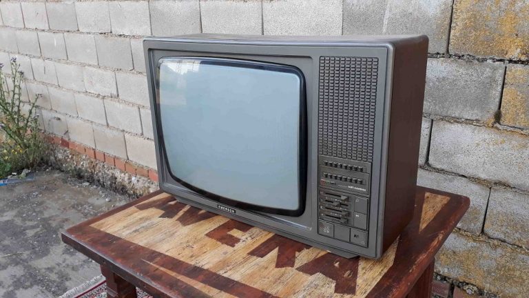 mesa de televisor antigua